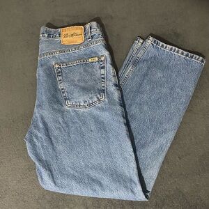 2004 Levi’s Strauss Straight Legged light washed blue jeans